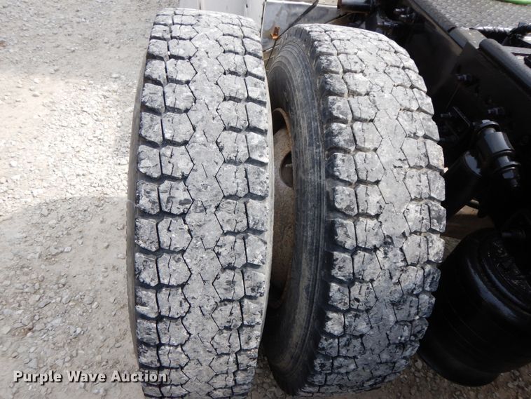 image for item IX9383 1998 Freightliner FLD 120  semi truck