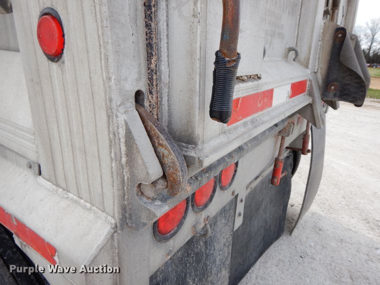 image for item IX9429 2009 Trail King Tri Lite ATL 40  end dump trailer