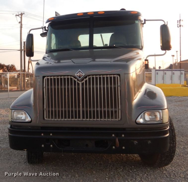 image for item IY9522 2005 International 9200i  semi truck