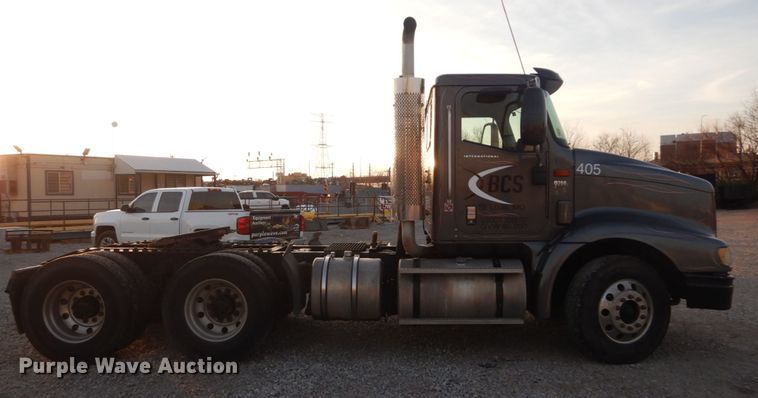 image for item IY9522 2005 International 9200i  semi truck