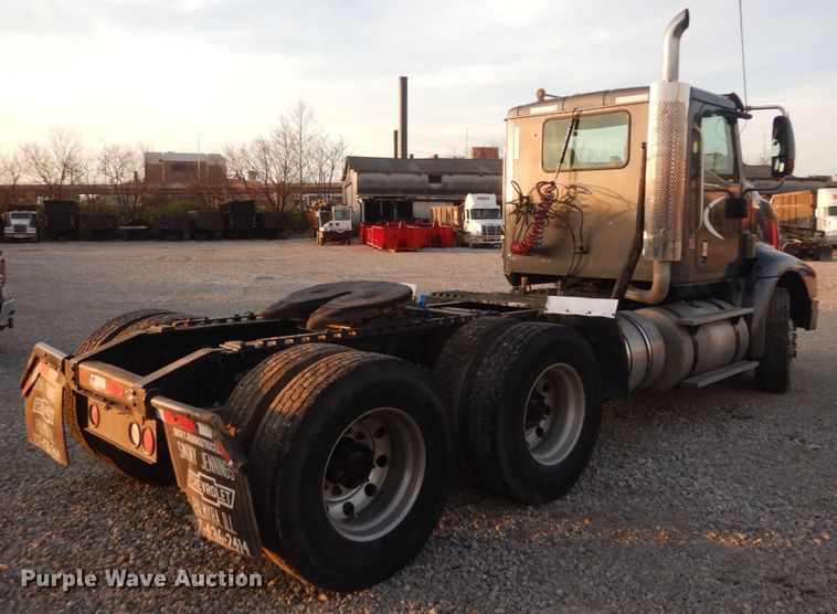 image for item IY9522 2005 International 9200i  semi truck