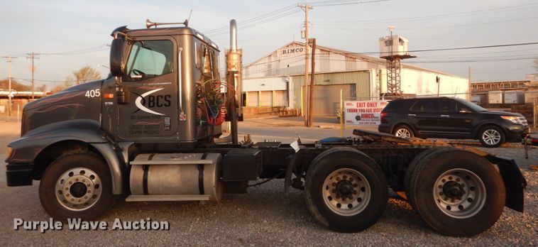 image for item IY9522 2005 International 9200i  semi truck