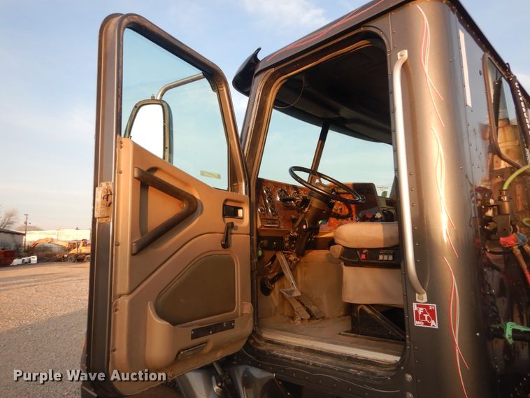 image for item IY9522 2005 International 9200i  semi truck