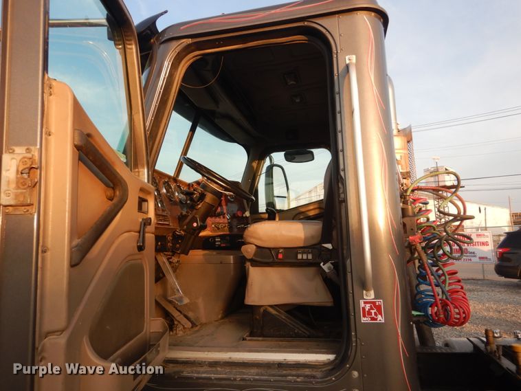 image for item IY9522 2005 International 9200i  semi truck