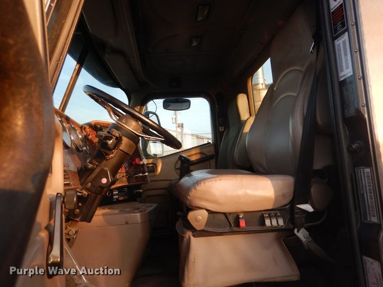 image for item IY9522 2005 International 9200i  semi truck