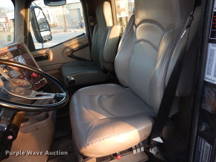 image for item IY9522 2005 International 9200i  semi truck