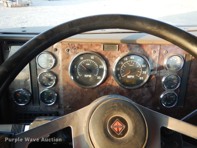 image for item IY9522 2005 International 9200i  semi truck