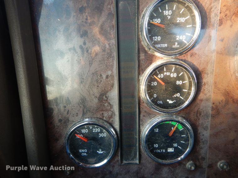 image for item IY9522 2005 International 9200i  semi truck