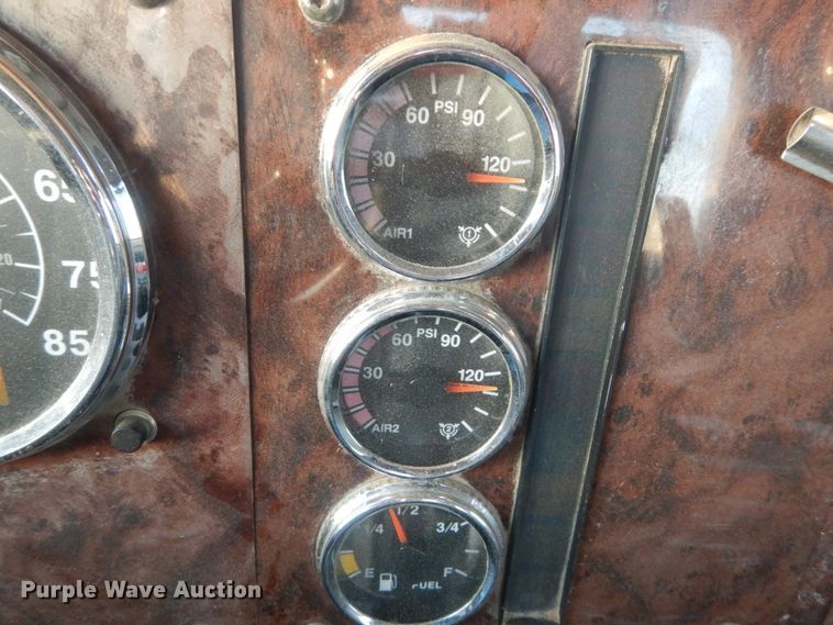 image for item IY9522 2005 International 9200i  semi truck