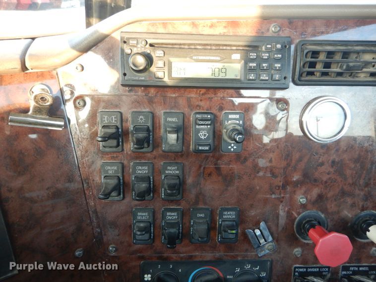 image for item IY9522 2005 International 9200i  semi truck