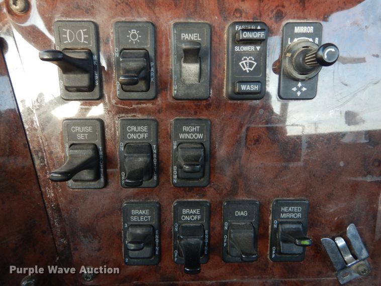 image for item IY9522 2005 International 9200i  semi truck