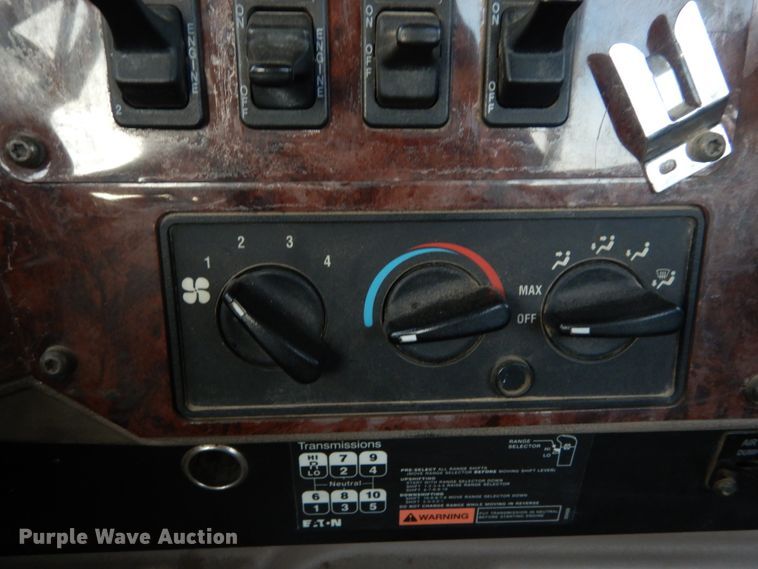 image for item IY9522 2005 International 9200i  semi truck