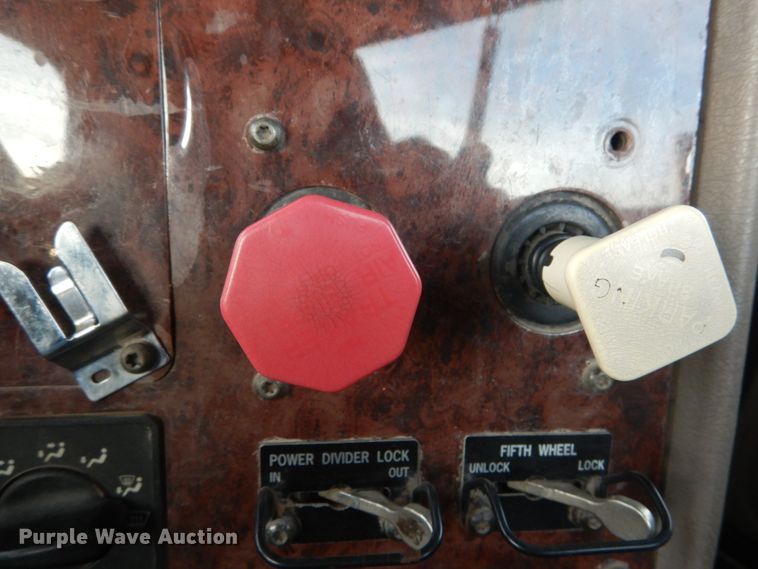 image for item IY9522 2005 International 9200i  semi truck