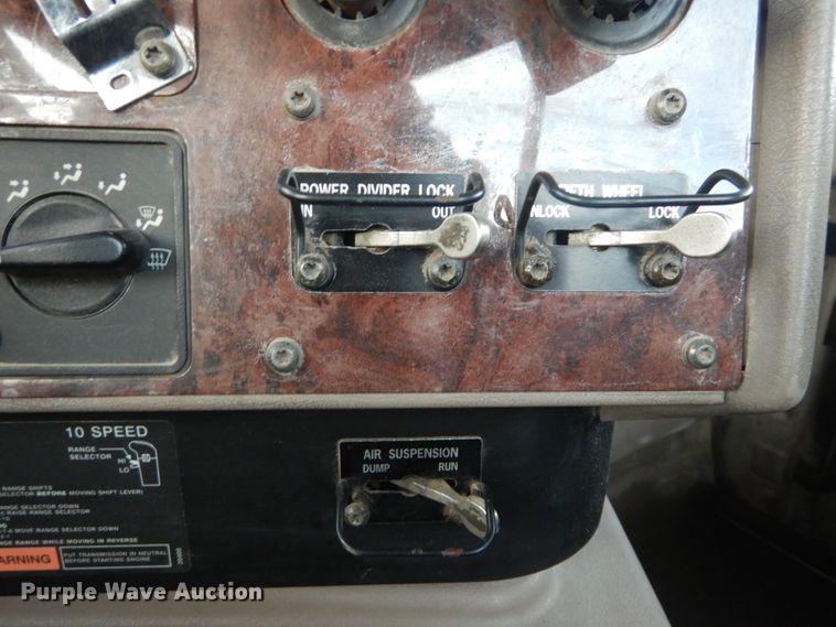 image for item IY9522 2005 International 9200i  semi truck