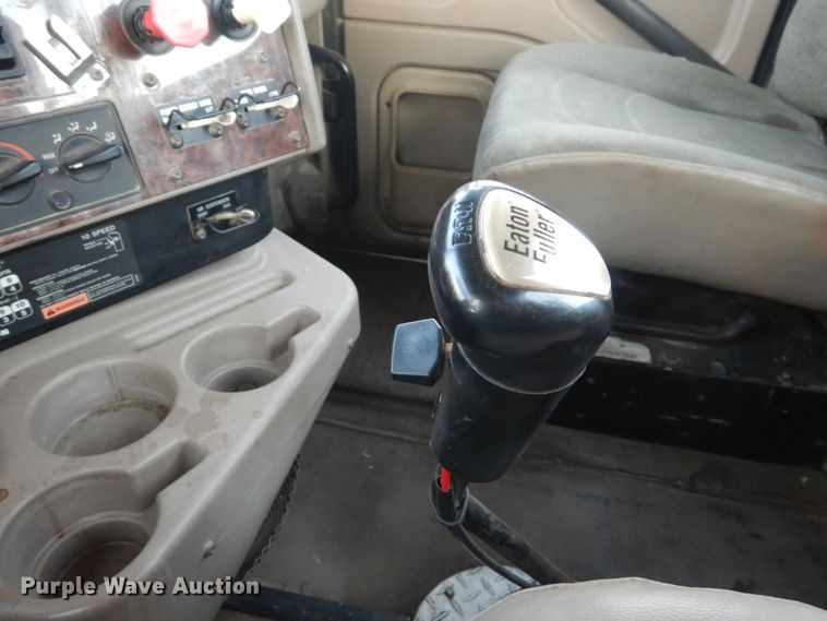 image for item IY9522 2005 International 9200i  semi truck