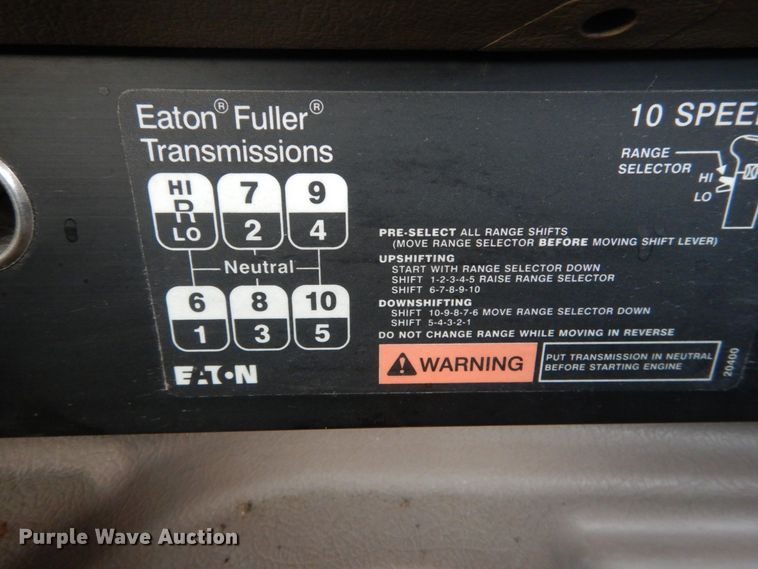 image for item IY9522 2005 International 9200i  semi truck