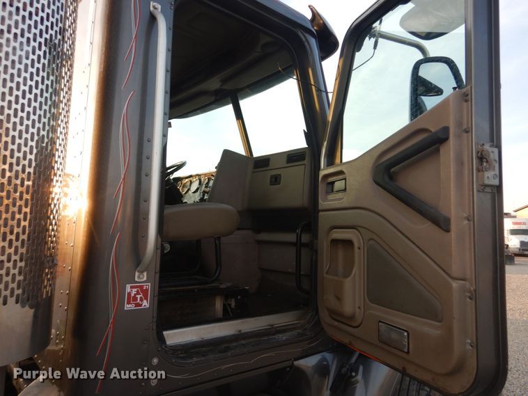 image for item IY9522 2005 International 9200i  semi truck