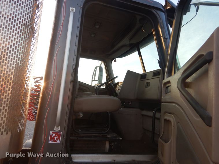 image for item IY9522 2005 International 9200i  semi truck