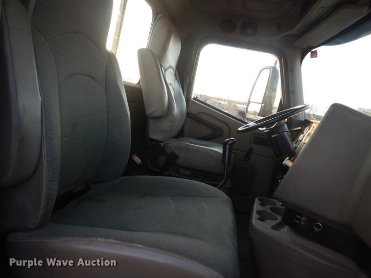 image for item IY9522 2005 International 9200i  semi truck