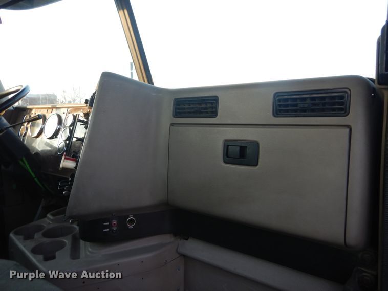 image for item IY9522 2005 International 9200i  semi truck