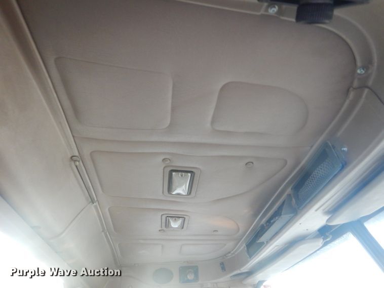 image for item IY9522 2005 International 9200i  semi truck