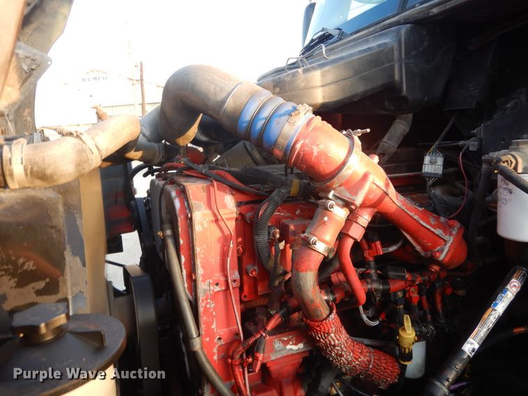 image for item IY9522 2005 International 9200i  semi truck