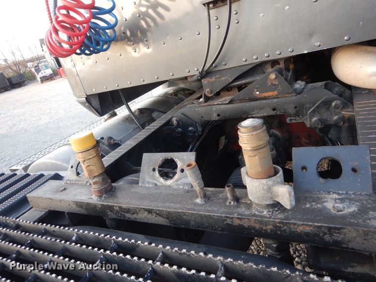 image for item IY9522 2005 International 9200i  semi truck