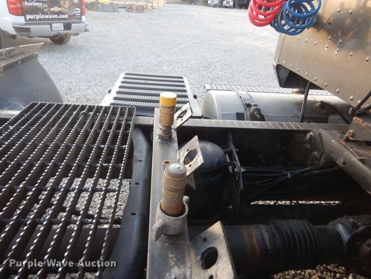 image for item IY9522 2005 International 9200i  semi truck