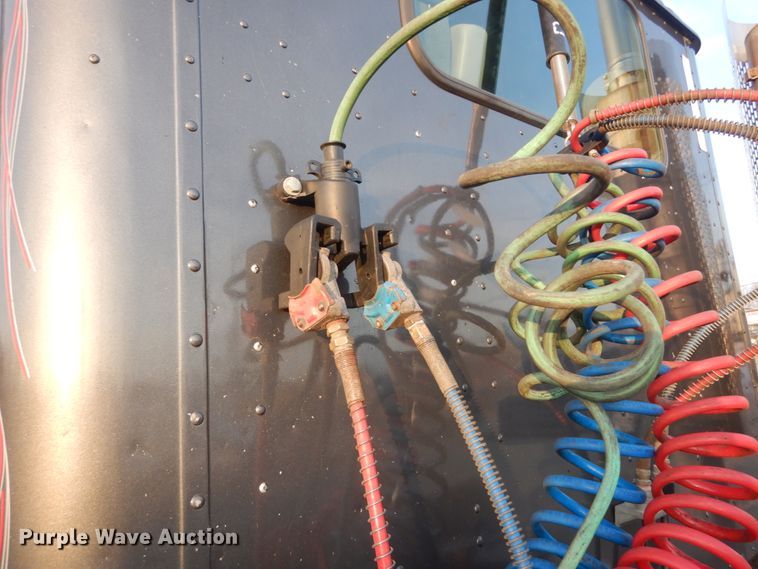 image for item IY9522 2005 International 9200i  semi truck