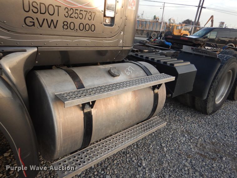 image for item IY9522 2005 International 9200i  semi truck