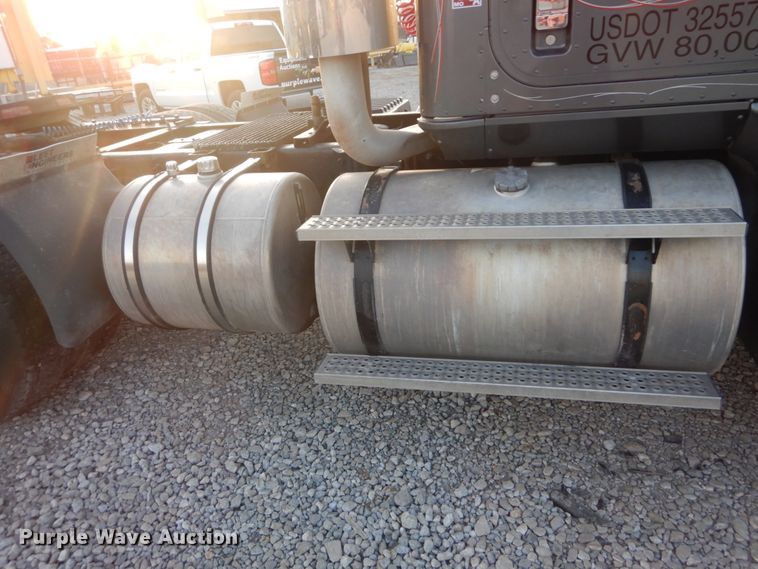 image for item IY9522 2005 International 9200i  semi truck