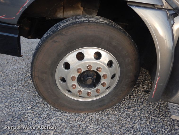 image for item IY9522 2005 International 9200i  semi truck