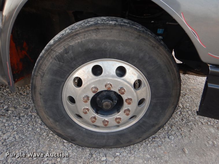 image for item IY9522 2005 International 9200i  semi truck