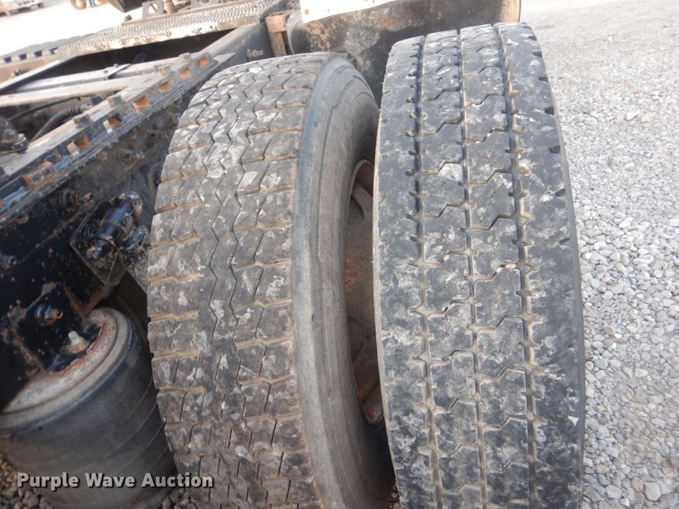 image for item IY9522 2005 International 9200i  semi truck