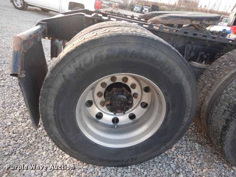 image for item IY9522 2005 International 9200i  semi truck