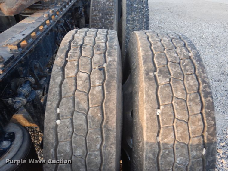 image for item IY9522 2005 International 9200i  semi truck