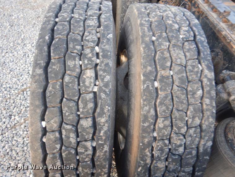 image for item IY9522 2005 International 9200i  semi truck