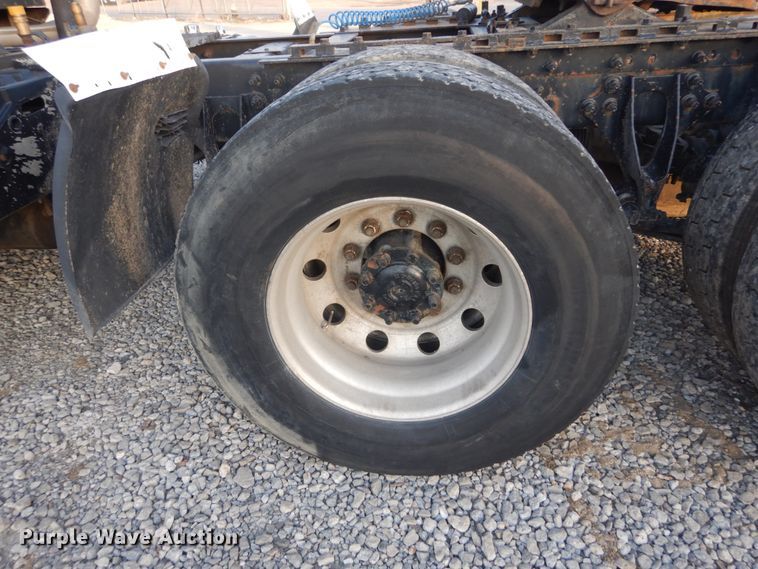 image for item IY9522 2005 International 9200i  semi truck