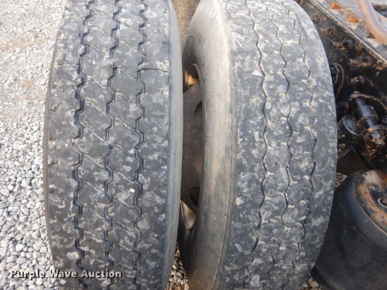 image for item IY9522 2005 International 9200i  semi truck