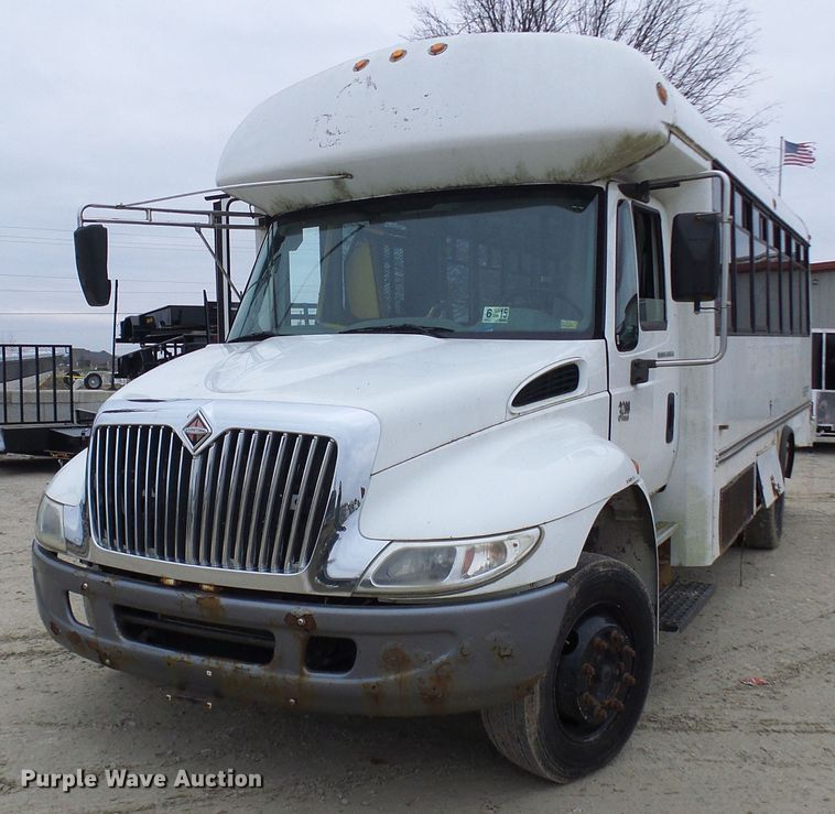 image for item DC2840 2004 International PC015  shuttle bus