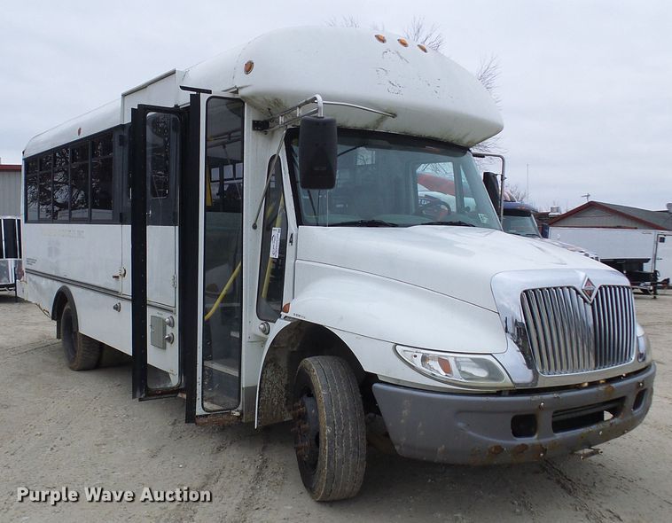 image for item DC2840 2004 International PC015  shuttle bus