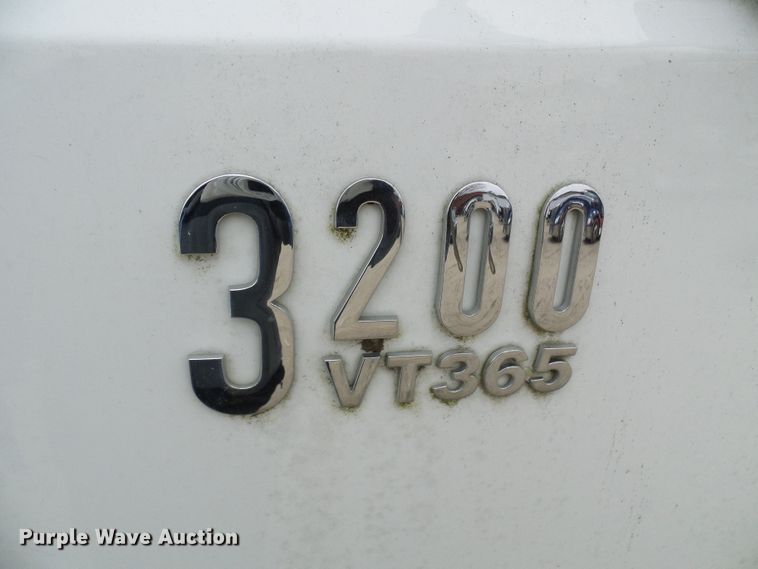 image for item DC2840 2004 International PC015  shuttle bus