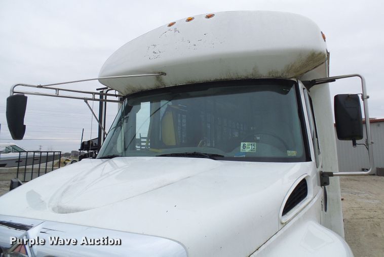 image for item DC2840 2004 International PC015  shuttle bus