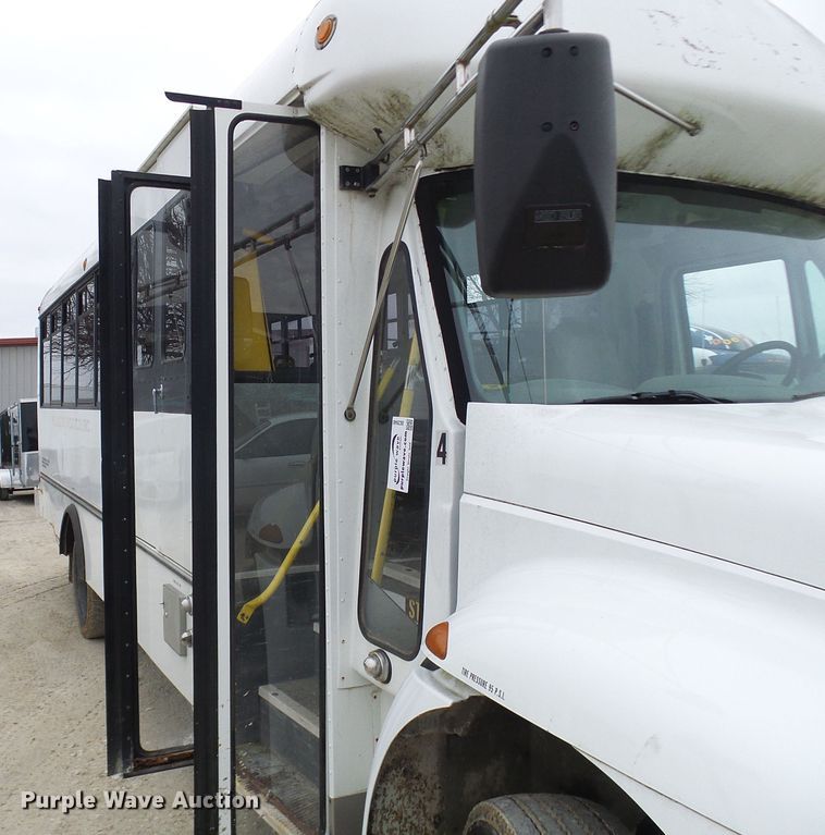 image for item DC2840 2004 International PC015  shuttle bus