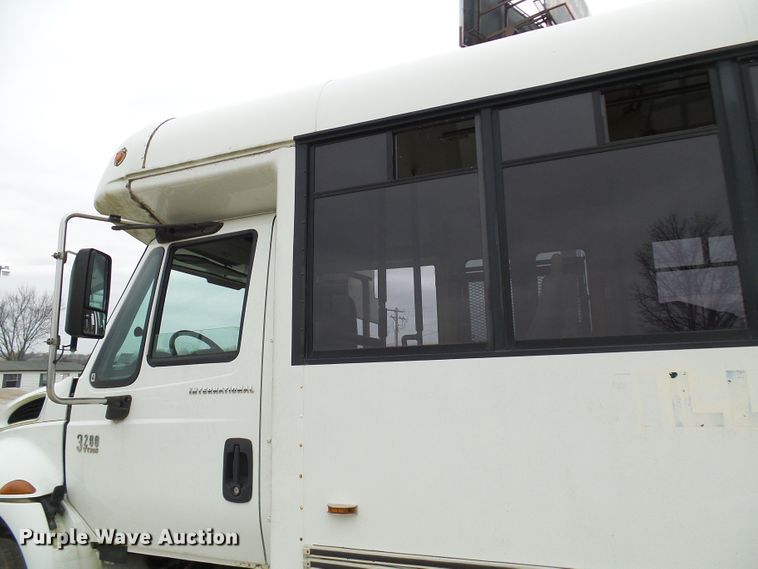 image for item DC2840 2004 International PC015  shuttle bus