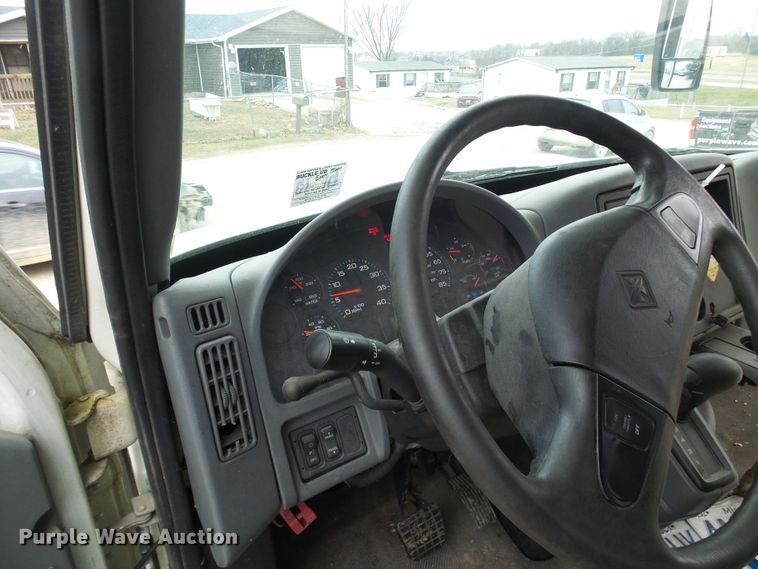 image for item DC2840 2004 International PC015  shuttle bus