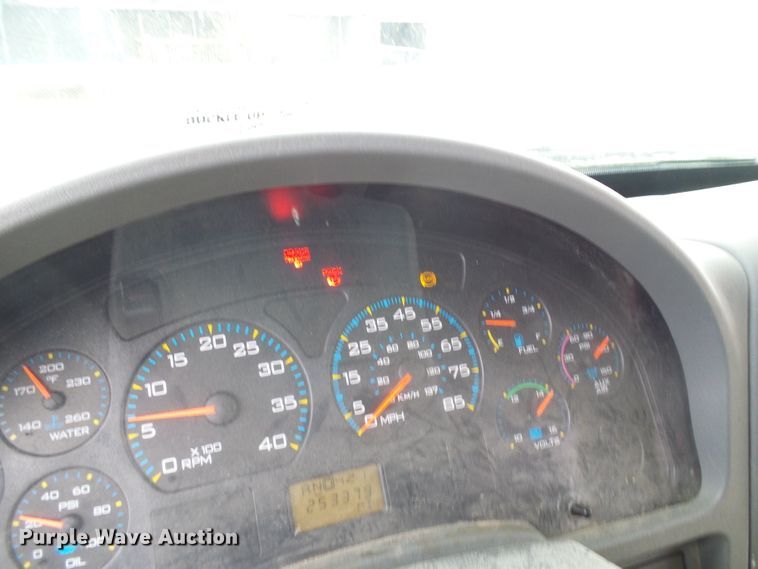 image for item DC2840 2004 International PC015  shuttle bus