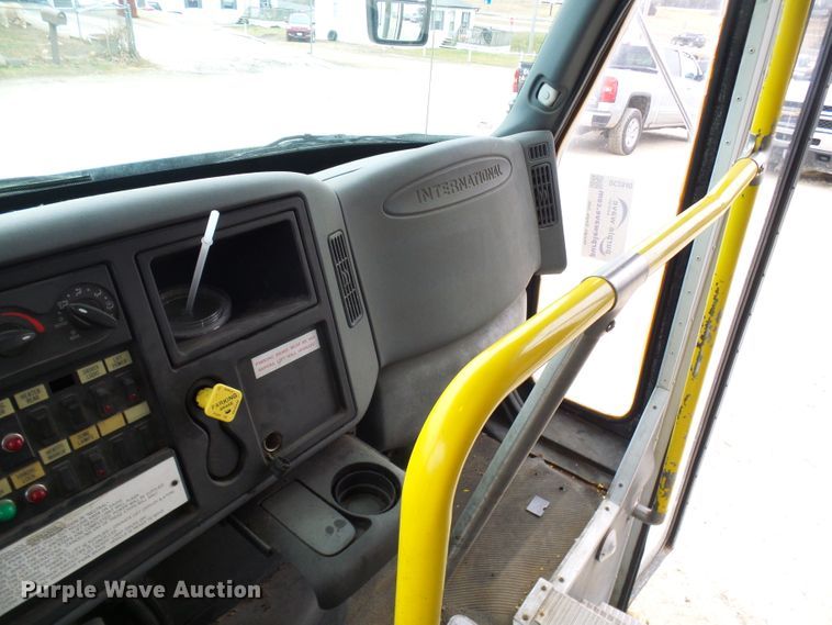 image for item DC2840 2004 International PC015  shuttle bus