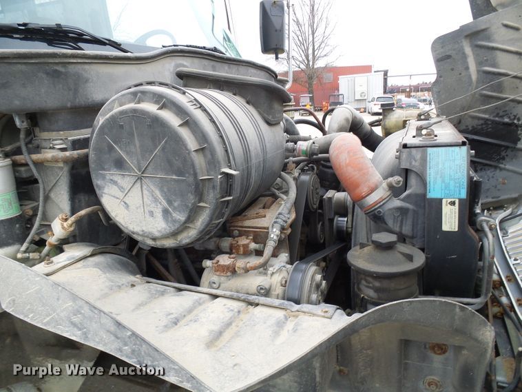 image for item DC2840 2004 International PC015  shuttle bus