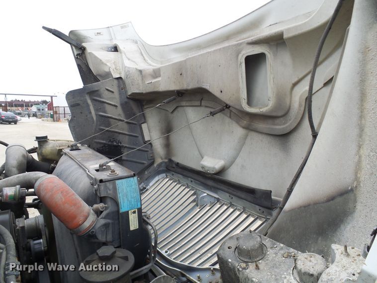 image for item DC2840 2004 International PC015  shuttle bus